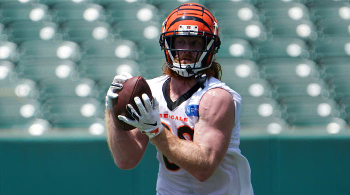Bengals tight end Hayden Hurst catches a pass during training camp.